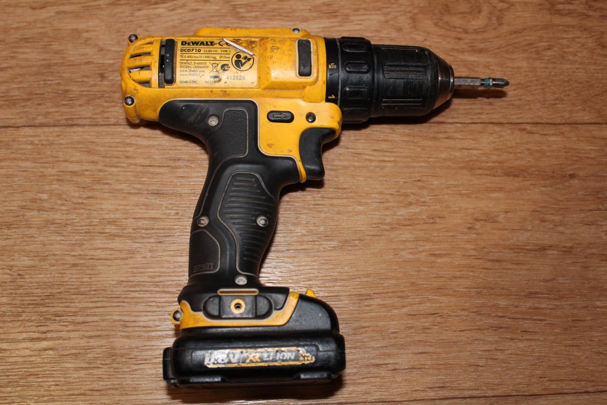 Аккумуляторная дрель шуруповерт DEWALT DCD 710 C2 выгодная цена