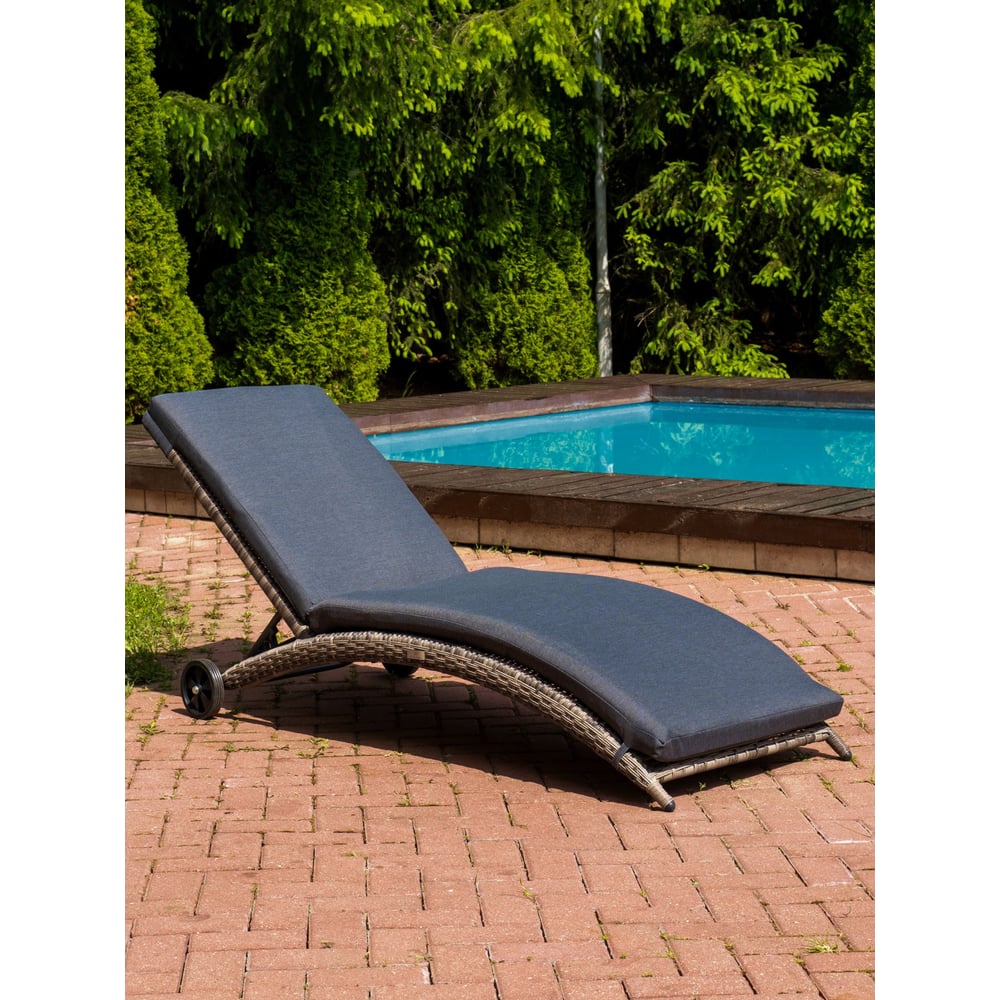 Изображение товара Шезлонг ROYAL FAMILY AGATA серый с матрасом, раскладной и водоотталкивающим покрытием