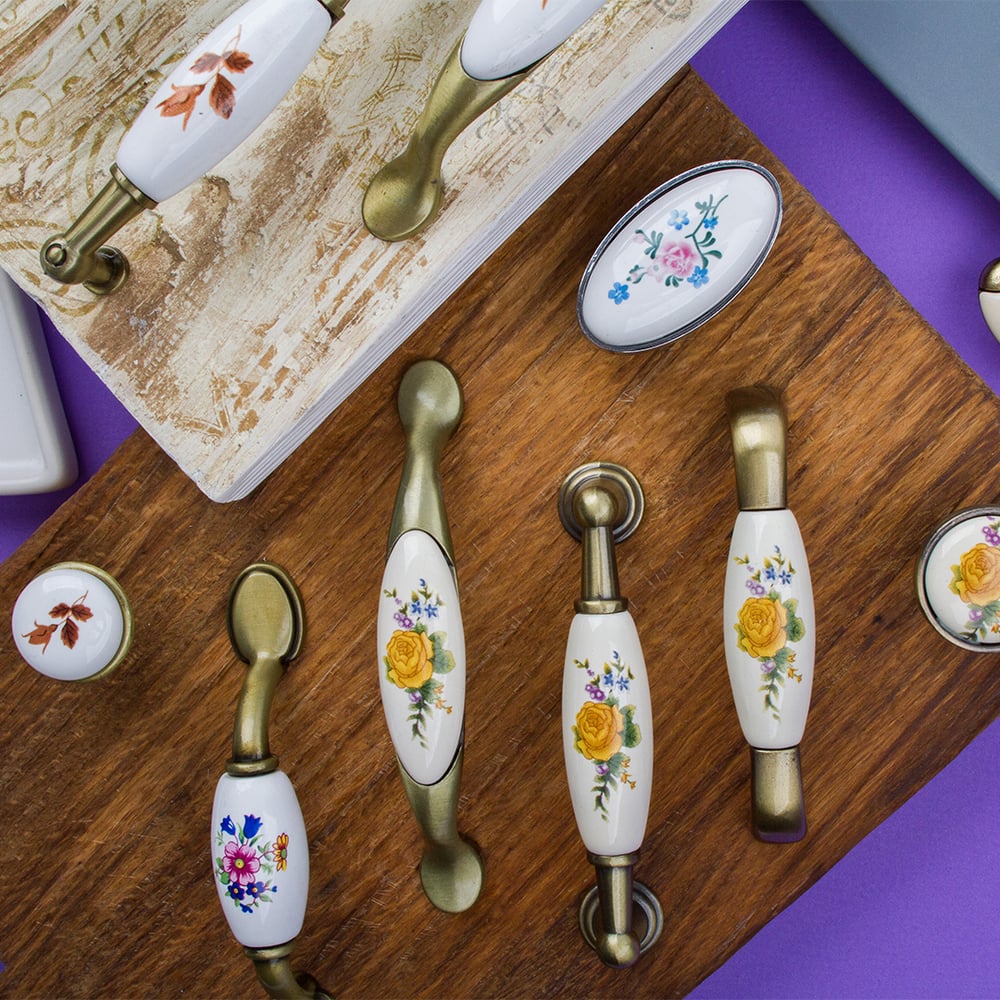 Изображение товара Ручка-скоба с фарфором KERRON 96мм бронза классика для мебели