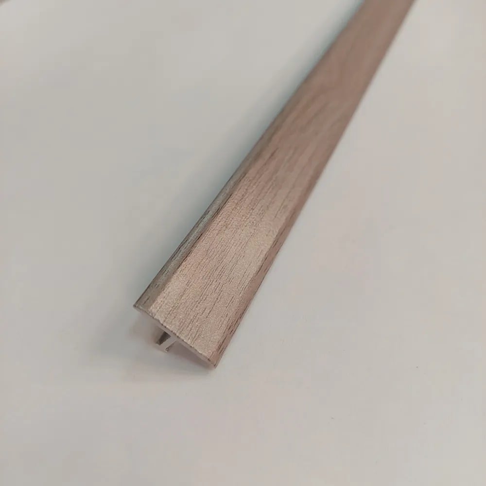 Изображение товара Алюминиевый стыкоперекрывающий Т образный порог Алком-М ПД 09 18x9 мм 2700 мм дуб пепельный