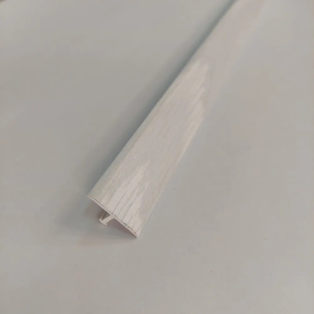 Изображение товара Алюминиевый порог стыкоперекрывающий Т образный Алком-М ПД 09 ясень белый 900 мм