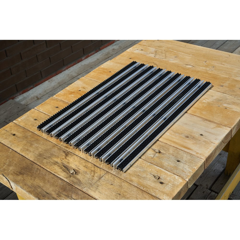 Изображение товара Придверная решетка Gidrolica щетка+скребок 390х590 мм черная серый