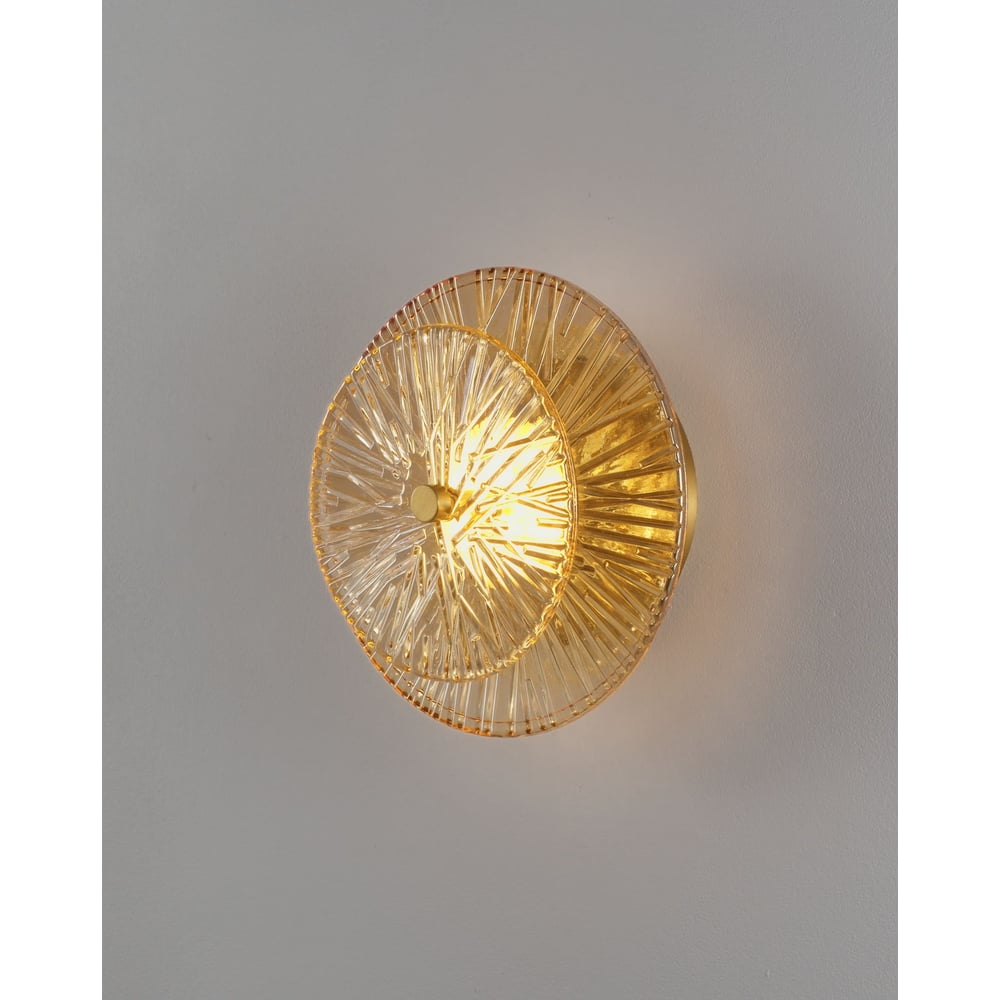 Изображение товара Настенный светильник Moderli Brass V11022-WL с латунным корпусом и стеклянным плафоном