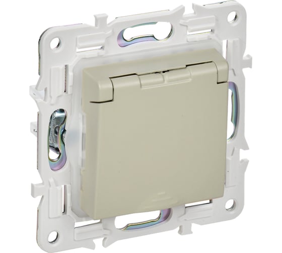 Изображение товара Розетка IEK SKANDY SK-R11B заземляющий контакт, шторки, крышка, 16А, IP44, бежевый SK-R16-16-44-K10
