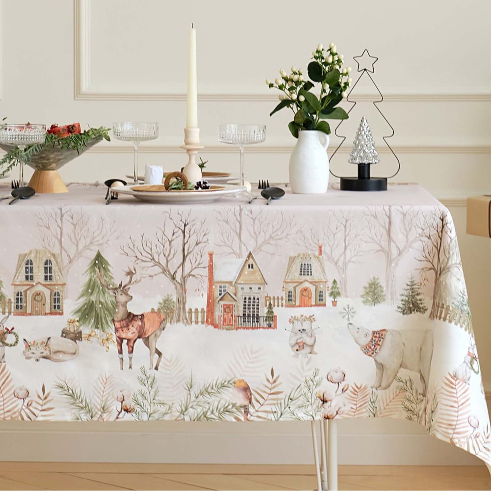 Изображение товара Скатерть Этель Звери в городе 149x180 см из хлопка саржи нескользящая