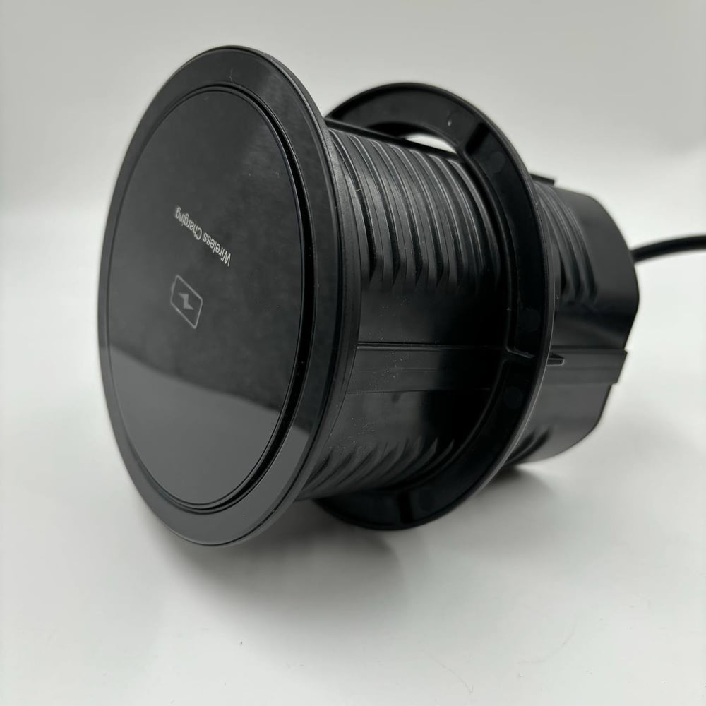 Изображение товара Встраиваемая розетка Inrior на 3 EURO с беспроводной зарядкой и USB MAC-01-20