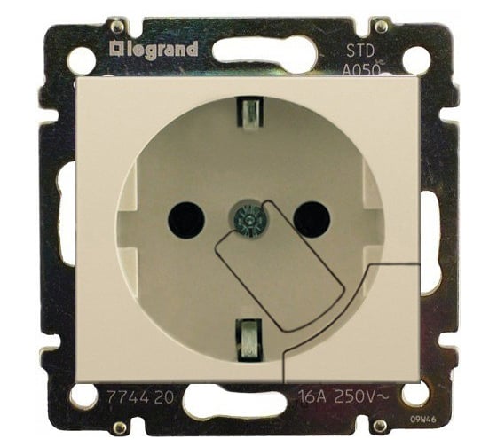 Изображение товара Розетка с заземлением Legrand - Valena - с механическим выталкиванием вилки 16А 250В винтовые зажимы - слоновая кость 774395