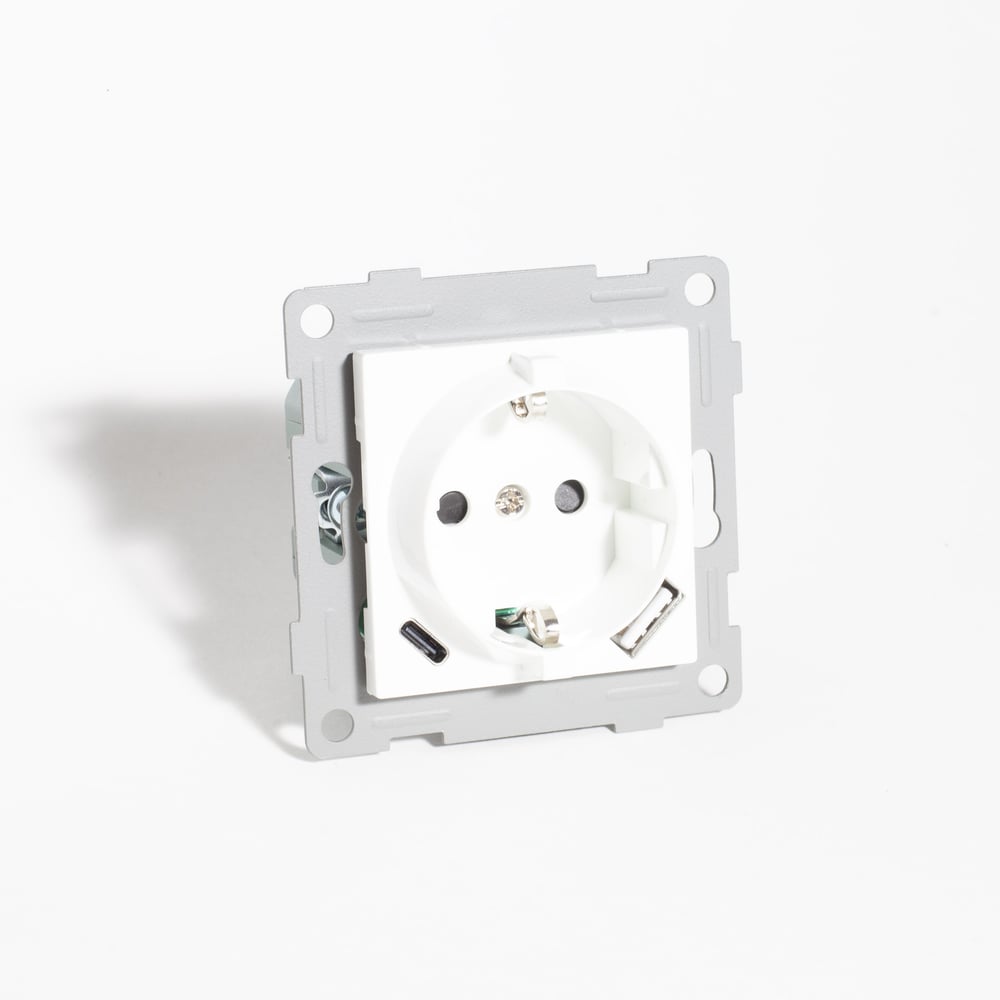 Изображение товара Электрическая розетка с двумя USB портами и защитой IP20, белая, встраиваемая