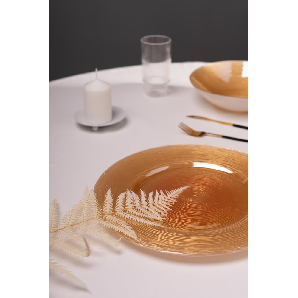 Изображение товара Тарелка Бордовая Murro 31см из стекла с рельефным дизайном и золотым оттенком