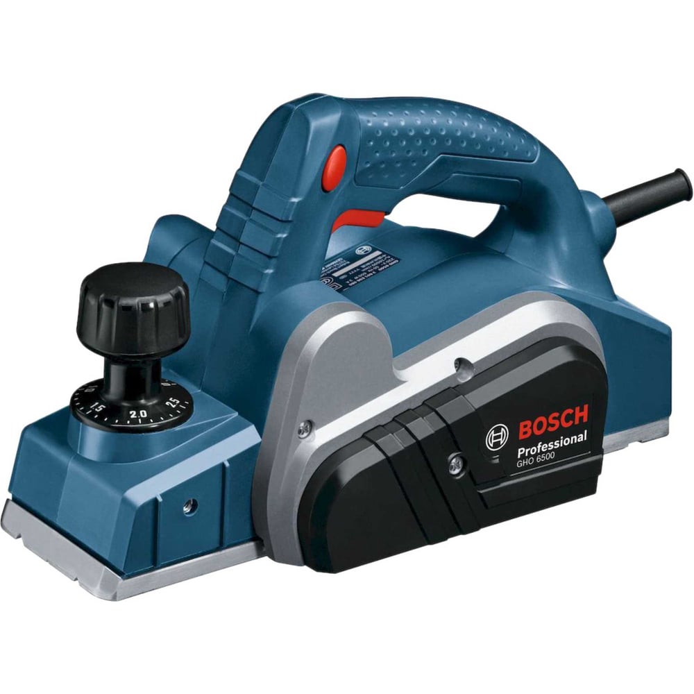 Рубанок Bosch GHO 6500 601596080 используется для строгания древесных материалов, скашивания кромок и выборки четверти. Двигатель мощностью 650 Вт обеспечивает быстрое выполнение рабочих операций. Точность. Три V-образных паза разных размеров подходят для точного и гибкого снятия фасок под углом. Экономичность. Два перезатачиваемых ножа из быстрорежущей стали сокращают затраты на обслуживание. Аккуратная работа. Парковочный башмак не повреждает деревянные поверхности.
