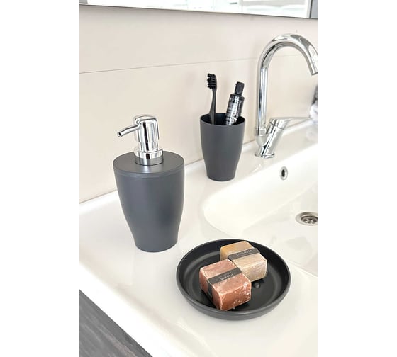 Изображение товара Набор аксессуаров для ванной PRIMANOVA PURE (Серый) 3 пред., пластик. Дозатор 410 мл, 8,5x8,5x18; стакан 8,5x8,5x12; мыльница 13,5x13,5x2 см. M-SAS15-07