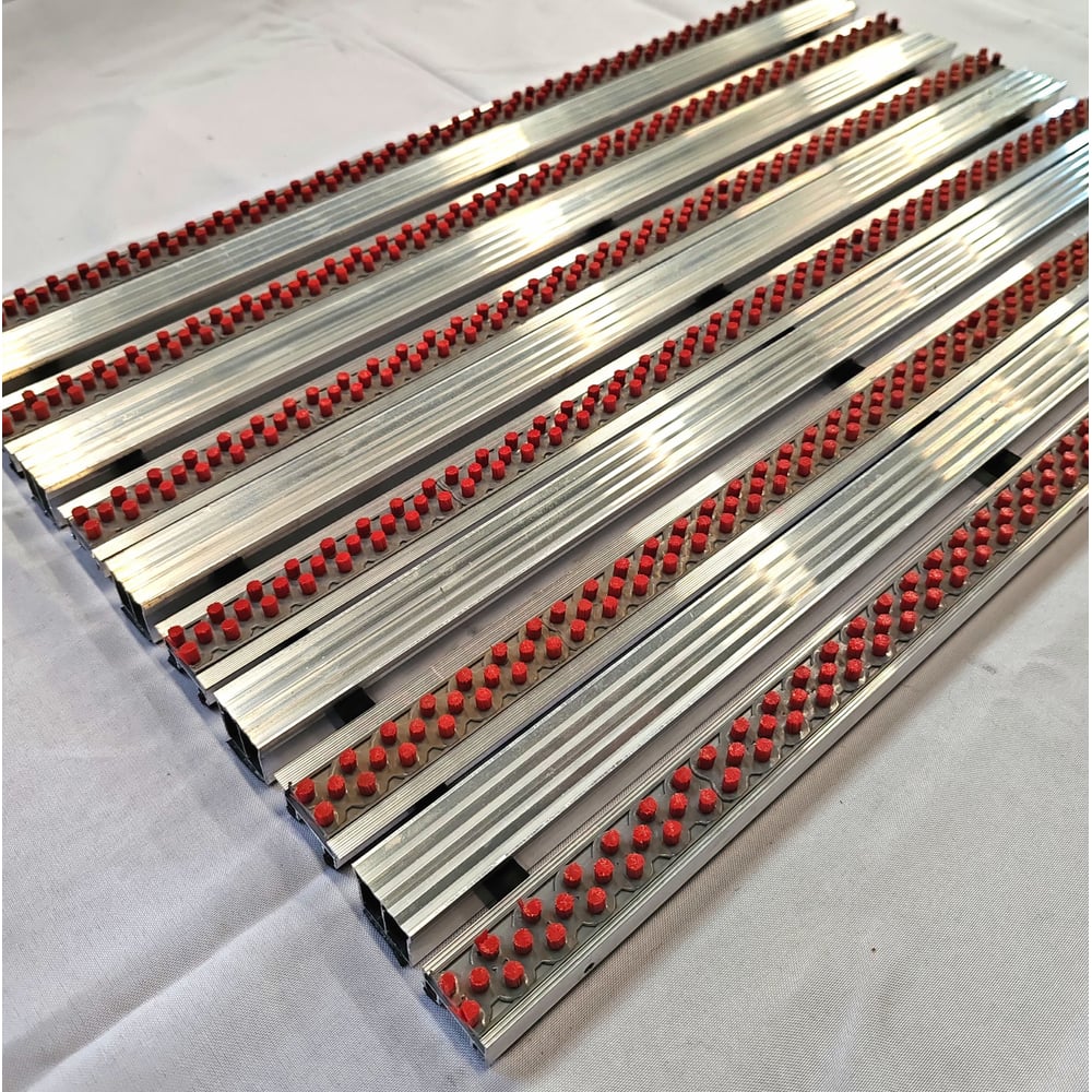 Изображение товара Грязезащитная придверная решетка щетка-скребок 590x390 мм красная