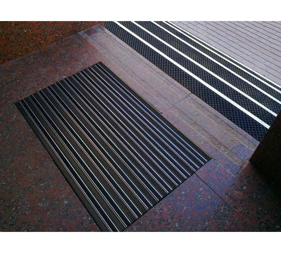 Изображение товара Грязезащитная придверная решетка Алсагор АЛСА резина + скребок, 700 х 500 мм A111017