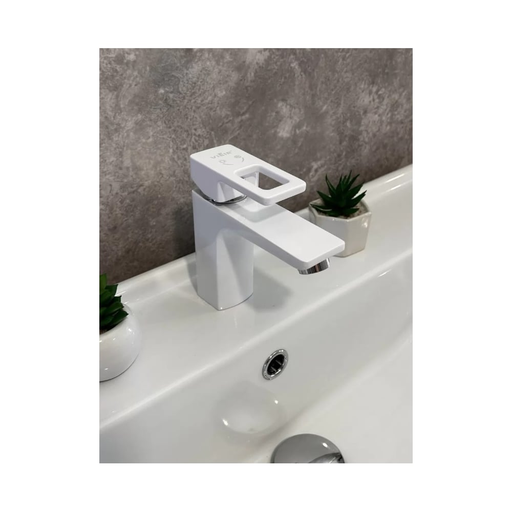 Изображение товара Однорычажный смеситель для раковины ViEiR латунь белый