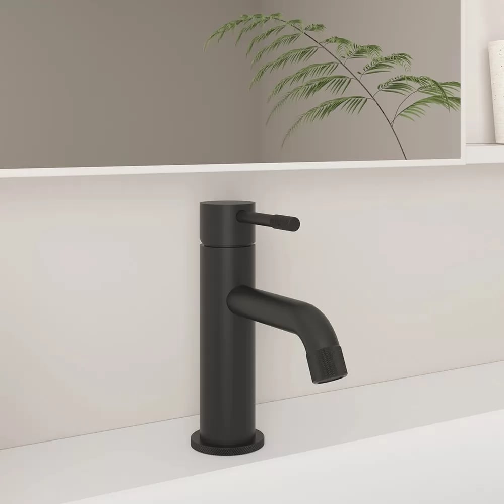 Изображение товара Смеситель для раковины однорычажный ViEiR черный с аэратором 402511-C