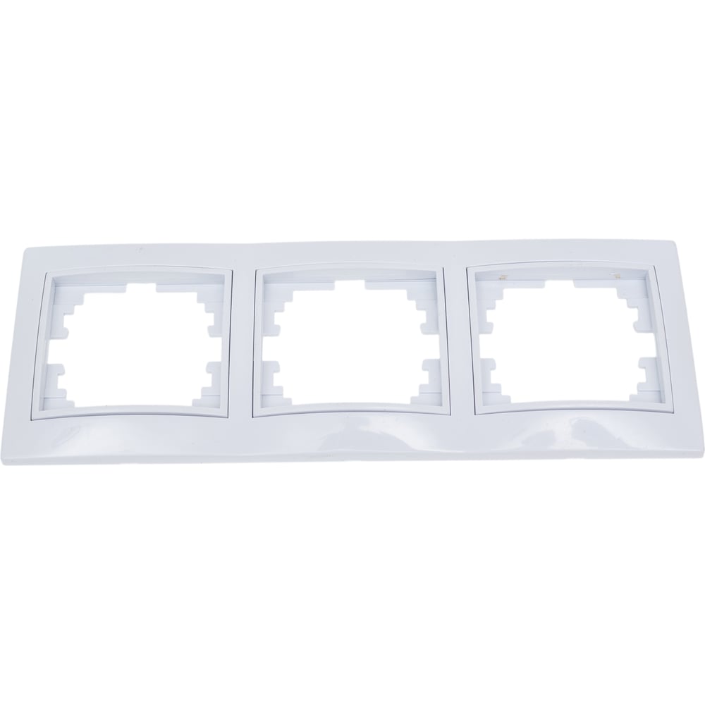 Изображение товара 3-х местная горизонтальная рамка TANGO белая для кабельных каналов IP20