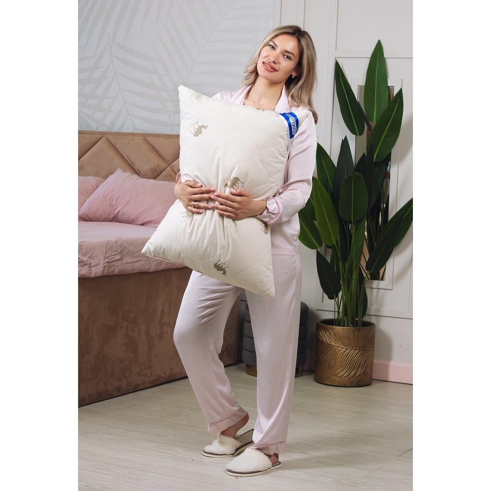 Изображение товара Подушка из верблюжьей шерсти 50x70 см с рисунком верблюдов ТЕКСТИЛЬ