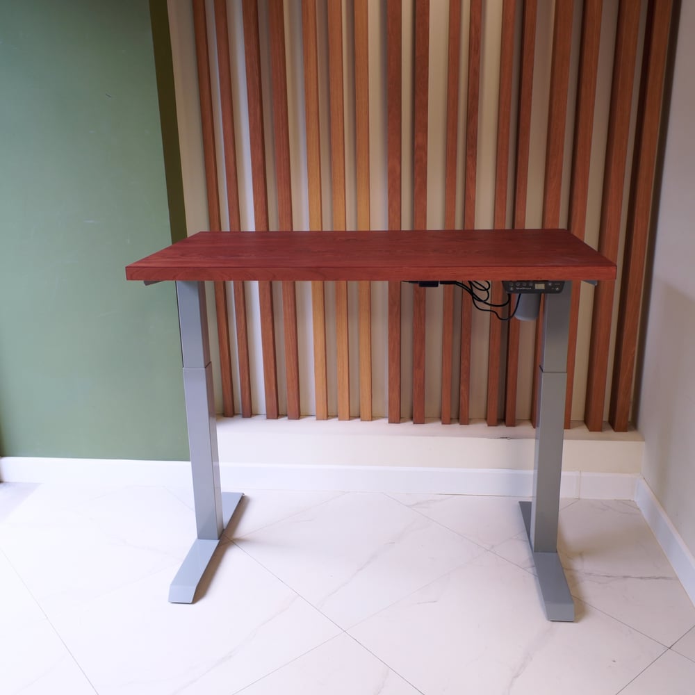 Изображение товара Стол офисный с регулируемой высотой StolStoya МОТОР UP серый и красное дерево