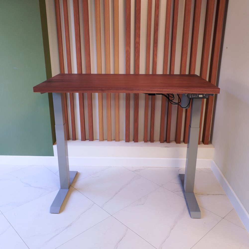 Изображение товара Стол StolStoya МОТОР UP с регулировкой высоты, серое подстолье, американский орех