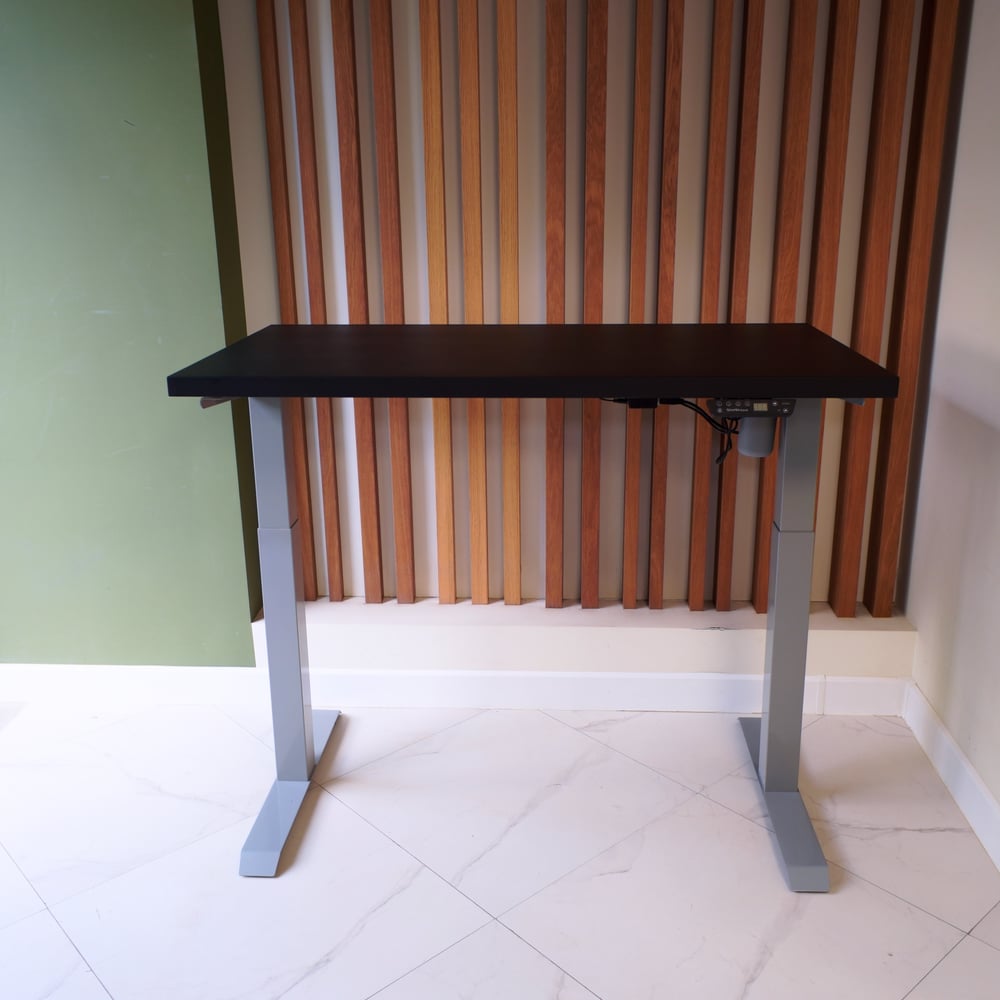 Изображение товара Стол StolStoya МОТОР UP с регулируемой высотой подстолье серое и столешница МДФ эмаль черная 120x65 SE211ISB12065