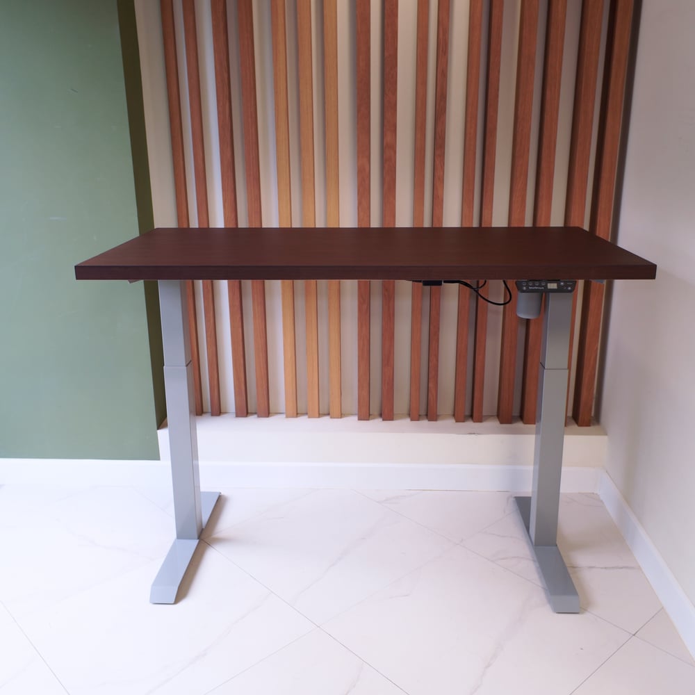 Изображение товара Регулируемый офисный стол из МДФ и стали 140x70 см с венговым шпоном