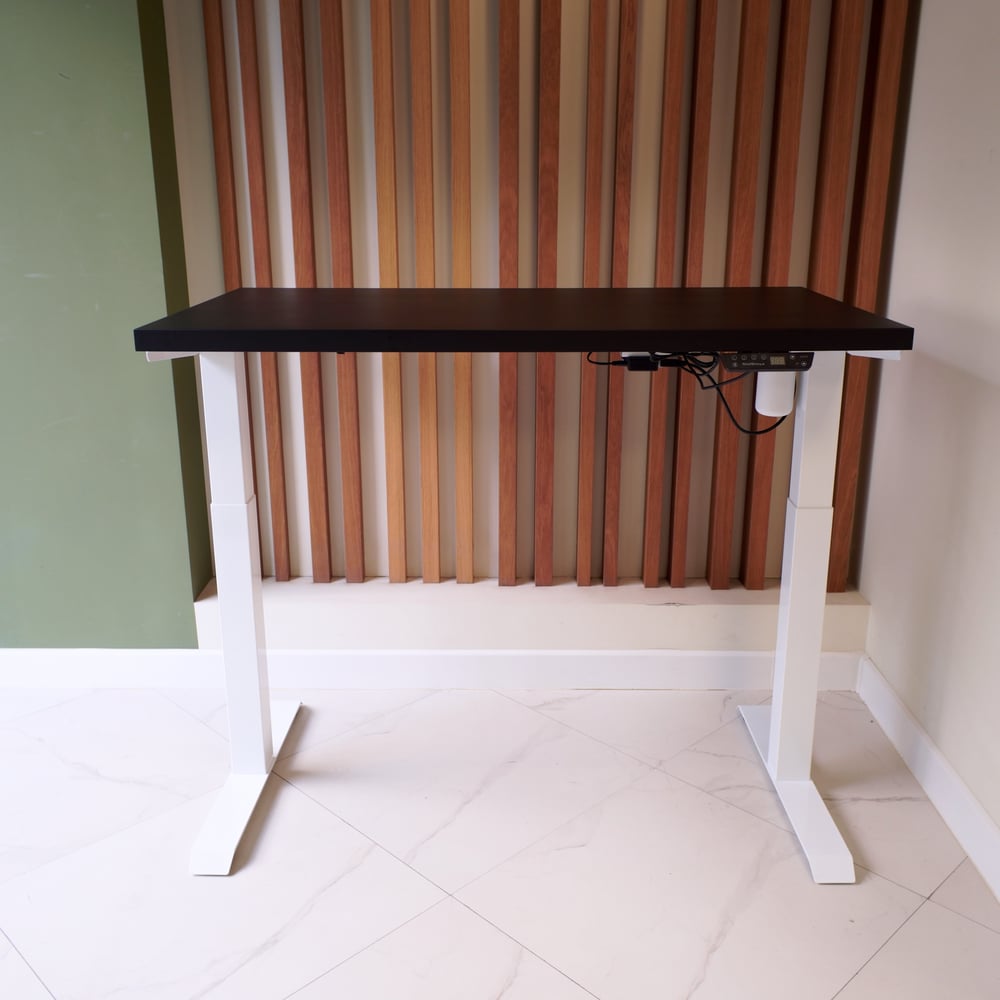 Изображение товара Стол с регулируемой высотой StolStoya МОТОР UP белый и черная столешница 120x65 мм