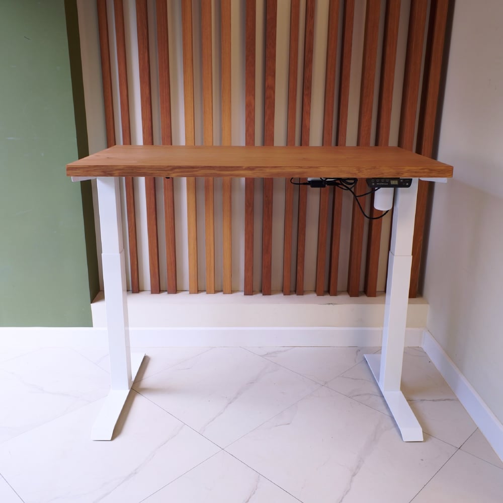 Изображение товара Стол с регулируемой высотой StolStoya МОТОР UP из МДФ и стали белый с дубом