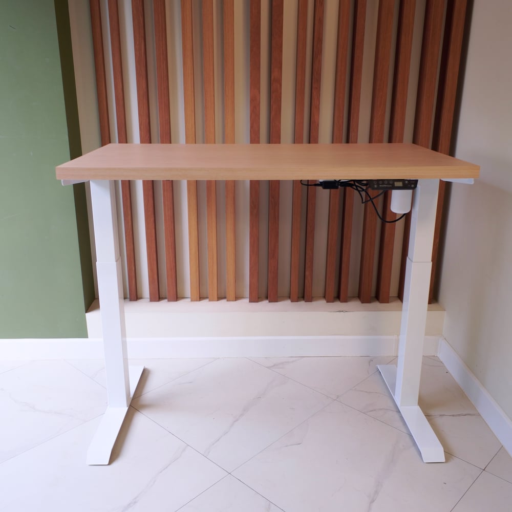 Изображение товара Стол с регулируемой высотой StolStoya МОТОР UP, белый и беленый дуб, 120x65 см