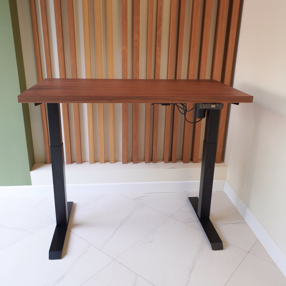 Изображение товара Стол с регулируемой высотой StolStoya МОТОР UP 160x80 см с черным подстольем и американским орехом