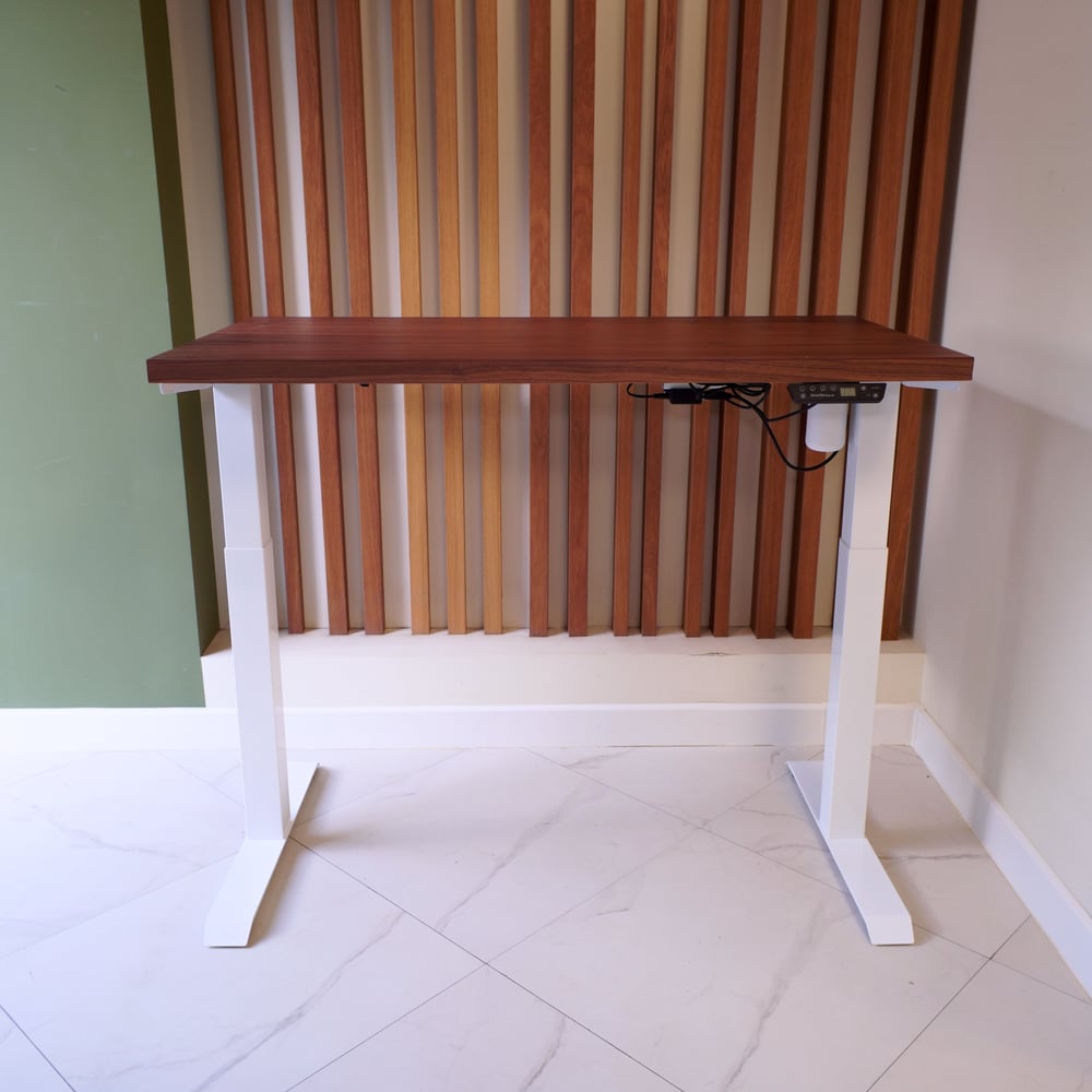 Изображение товара Стол с регулируемой высотой StolStoya МОТОР UP белый с американским орехом 160x80