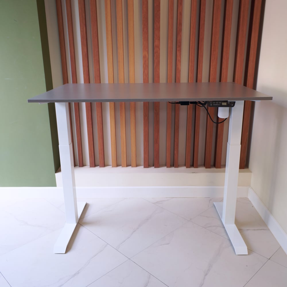 Изображение товара Стол с регулируемой высотой StolStoya МОТОР UP рама белая, столешница ЛДСП, Вулкан, 160x80 PE211IWSLS160