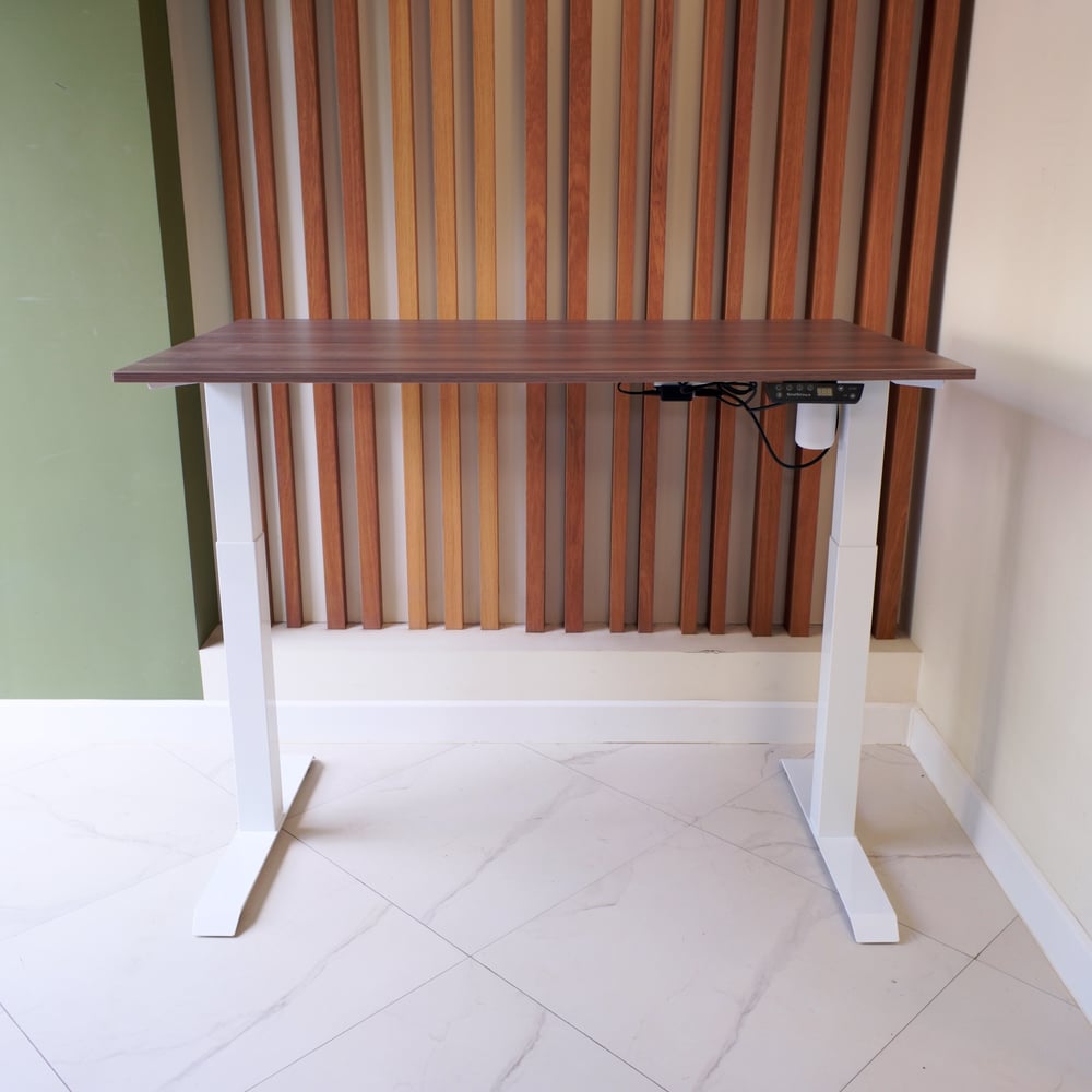 Изображение товара Стол с регулируемой высотой StolStoya МОТОР UP рама белая Орех Сопрано