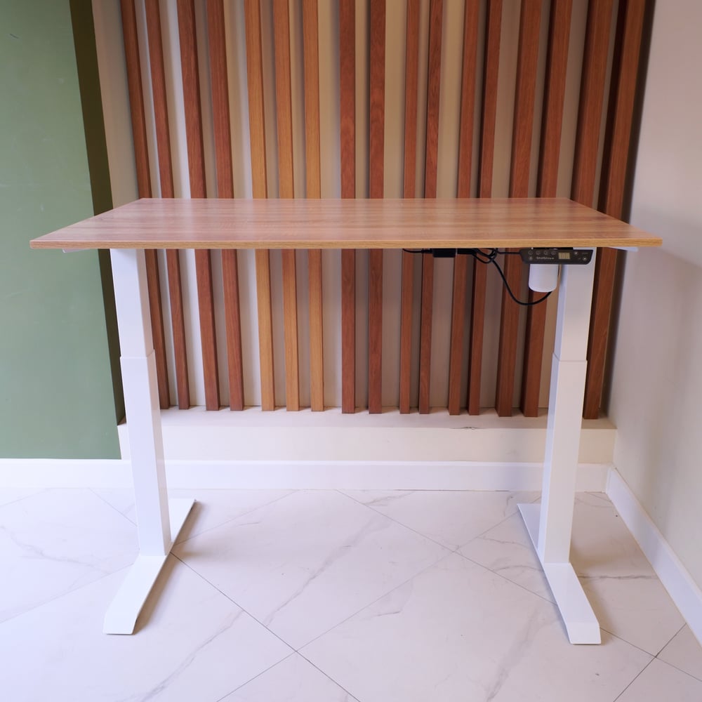 Изображение товара Стол с регулируемой высотой StolStoya МОТОР UP из ЛДСП и металла, белый дуб светлый