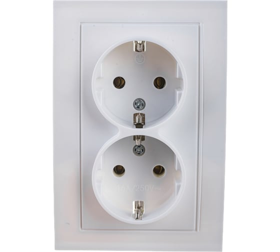 Изображение товара Двойная розетка с заземлением, белая UNIVersal Бриллиант 7947533
