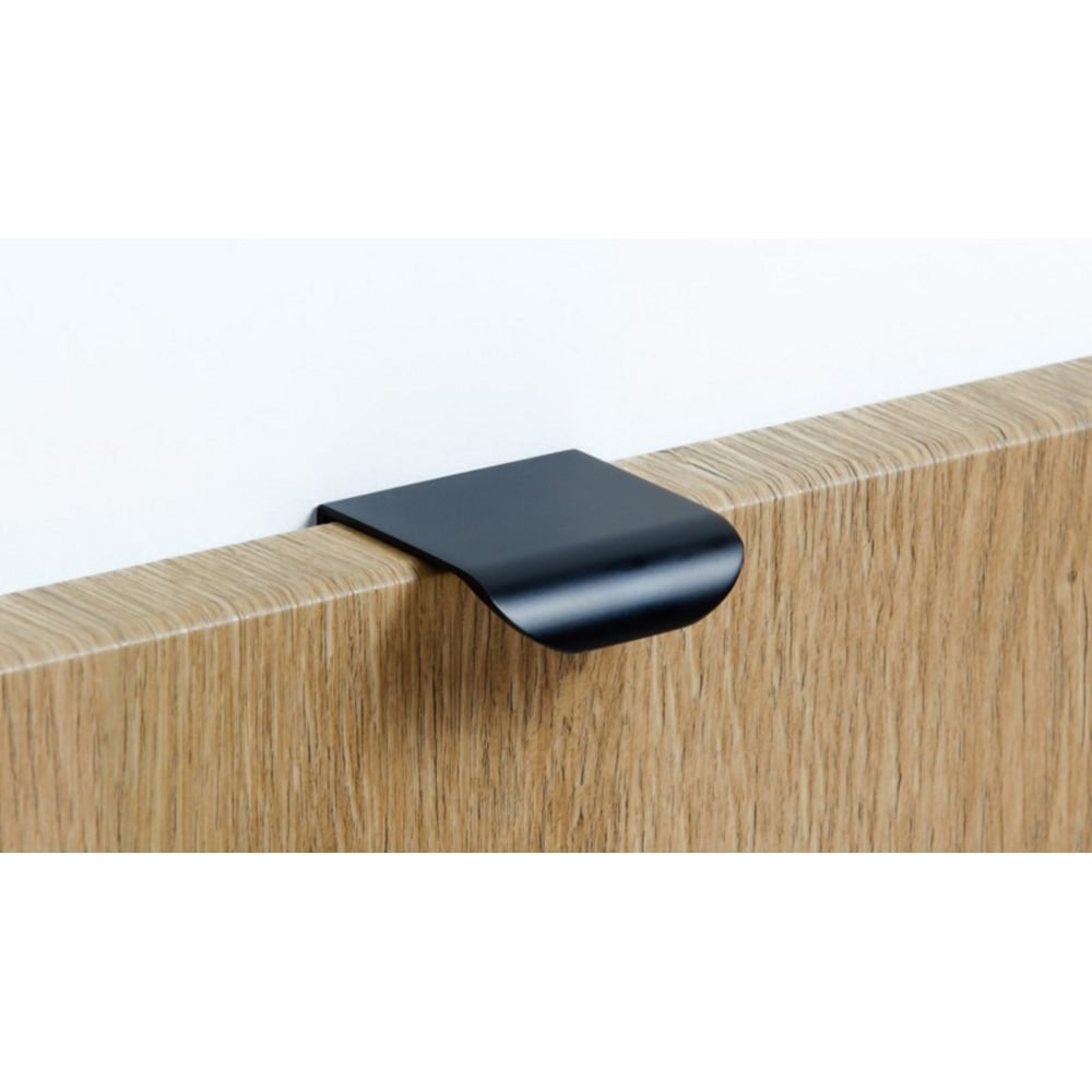 Изображение товара Мебельная торцевая ручка BOYARD RT110BL 1/16 черная алюминий модерн накладная
