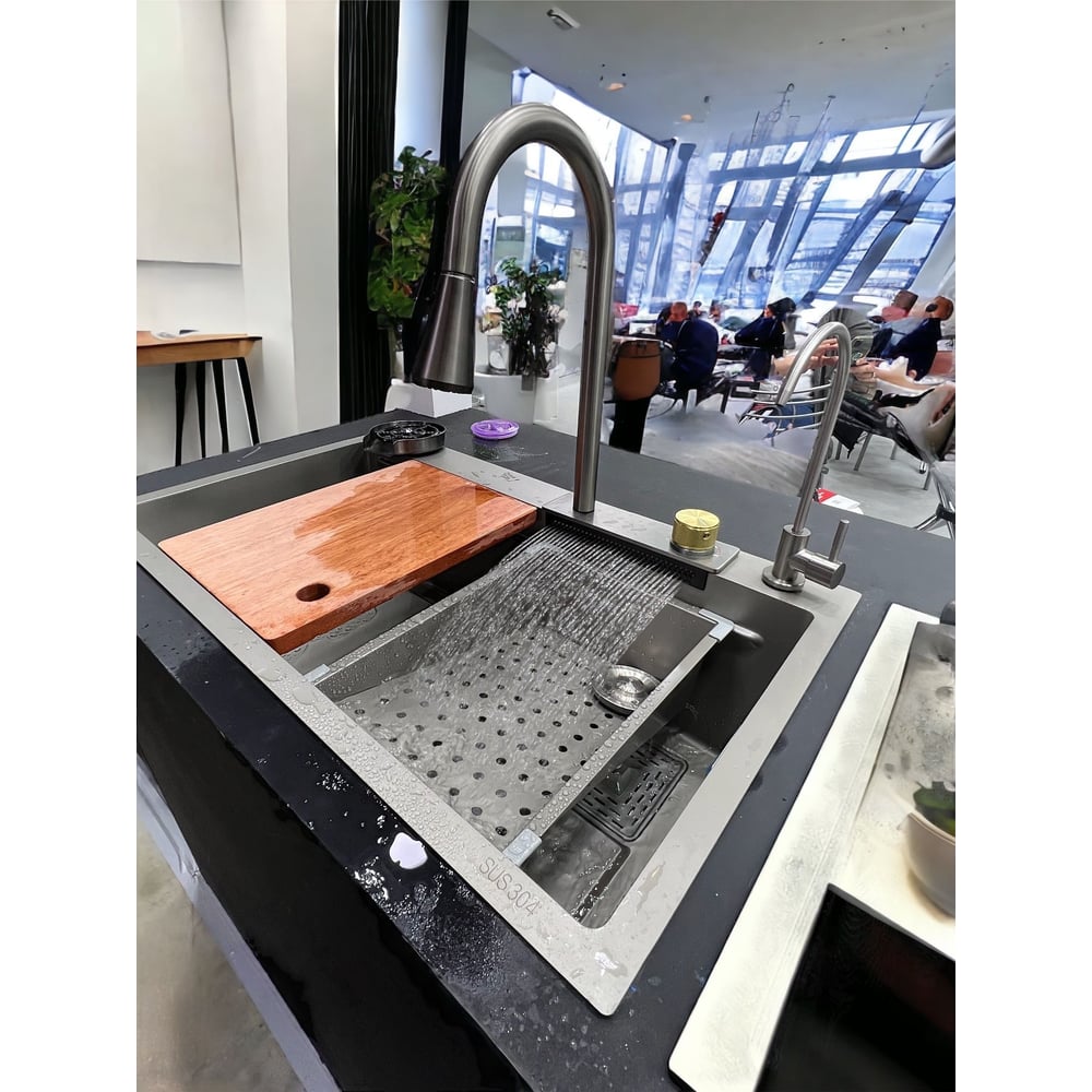 Изображение товара Многофункциональная кухонная мойка из нержавеющей стали OUTE 78x46 см со встроенным смесителем, краном питьевой воды и водопадом, с дуршлагом, омывателем стаканов и разделочной доской, цвет титан T87846Y