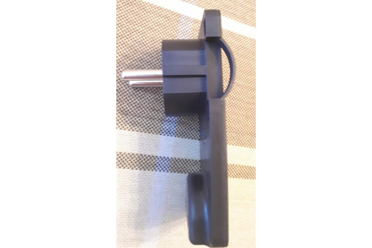 Угловая плоская вилка TDM 8 мм, черная, 16А, 250В SQ1806-0194 .