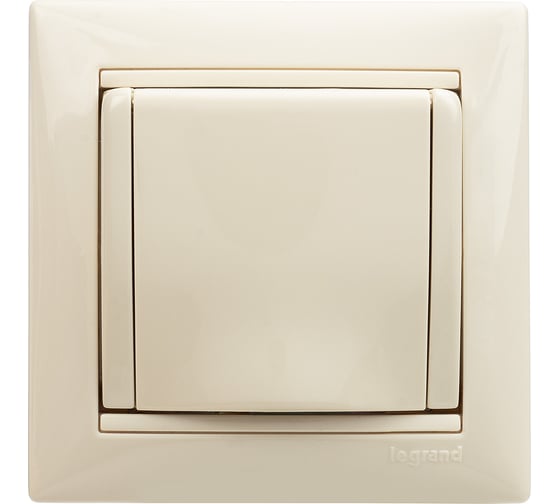 Розетка Legrand с заземлением Legrand Valena со шторками с защитной крышкой 16А 250В винтовые зажимы слоновая кость 774322