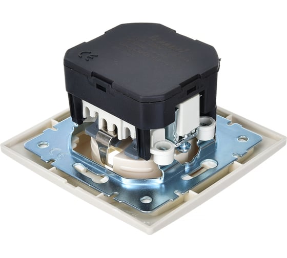 Розетка Lezard MIRA с заземлением + USB разъём, кремовый 701-0303-181