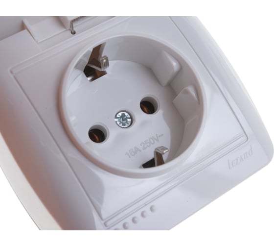 Розетка с крышкой Lezard DEMET с заземлением, белый 711-0200-123