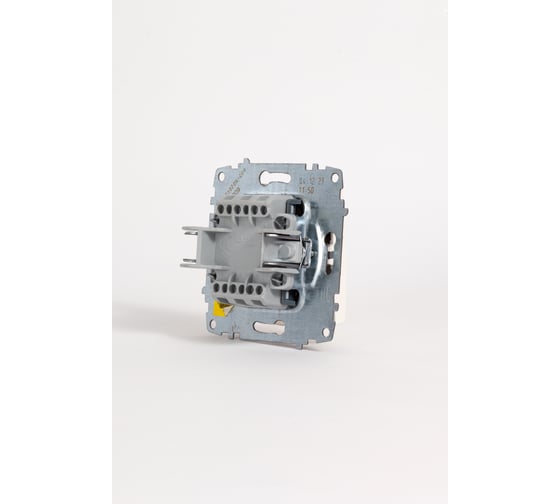 Переключатель одноклавишный проходной Elbi Zena Vega белый M+K 609-010200-209
