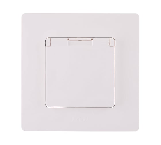 Розетка Legrand с заземлением IP44 Legrand Etika со шторками с защитной крышкой 16А 250В винтовые зажимы белый 672226