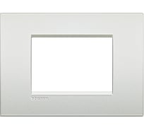 Рамка Bticino Livinglight AIR 3 модуля, цвет Белый жемчуг LNC4803PR