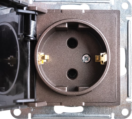 Розетка Systeme Electric AtlasDesign Мокко с заземлением, со шторками, с крышкой, 16А ATN000646
