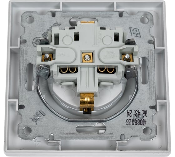 Розетка MAKEL с заземлением и крышкой СП KAREA RIZZ 16А IP20 бел. 88001029