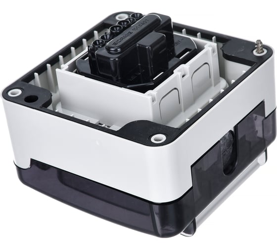 Розетка DKC скрытая установка IP66 с вставленной вилкой DIS1374407