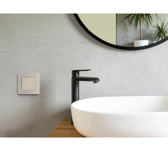 Розетка Legrand с заземлением IP44 Legrand Inspiria со шторками с защитной крышкой 16А 250В винтовые зажимы слоновая кость 673741
