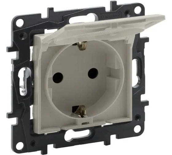 Розетка Legrand STRUCTURA с заземляющим контактом, защитными шторками и крышкой, 16А, IP44, слоновая кость 764241