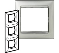 Трехместная вертикальная рамка, алюминий/серебряный штрих Legrand Valena 770357