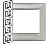 Пятиместная вертикальная рамка, алюминий/серебряный штрих Legrand Valena 770359